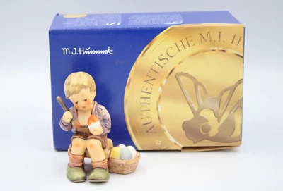 Goebel Hummel Porzellan Figur Hum 2027 Ostereiermalen H 10 cm in OVP neuwertig - Bild 1 von 4
