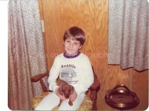 LOTE DE 2 FOTOS ENCONTRADAS Color ORIGINAL Instantánea DOG BOY 21 52 E - Imagen 1 de 2