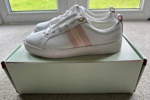 ZAPATILLAS TED BAKER RILEY BLANCAS Y ROSA CON LOGOTIPO DE CUERO NUEVAS EN CAJA - ¡TALLA 3 Y 4 TALLAS DIFERENTES! - Imagen 1 de 8