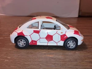 Kinsmart 1 / 32nd Volkswagen New Beetle, friction vehicle. - Picture 1 of 12