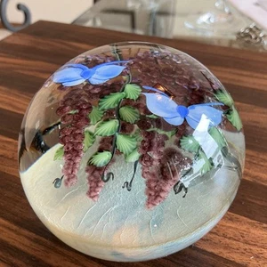 2004 3.14“ Lundberg Studios Daniel Salazar Butterfly Wisteria Glass Paperweight - Picture 1 of 14