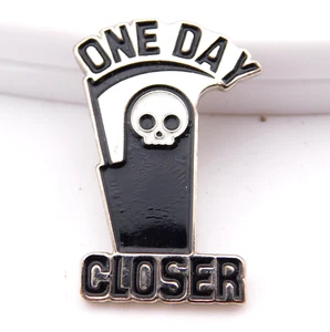 Sensenmann Anstecknadel alt Geburtstag altern "One Day Closer" Sensenhut FLair - Bild 1 von 4