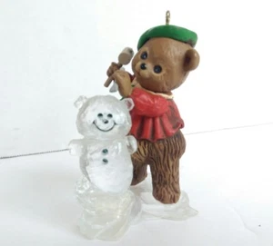 Hallmark 1981 cachorro de oso escultura de hielo tallado adorno de recuerdo muñeco de nieve - Imagen 1 de 3