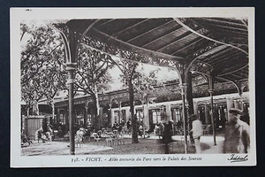 Alte Postkarte CPA VICHY - Überdachte Allee vom Park zum Palais des Sourc - Bild 1 von 1