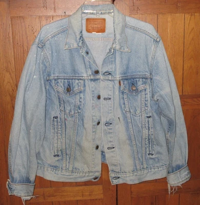 Chaqueta vaquera Levi's Trucker vintage con lengüeta de cuero grande denim ligero envejecido Foto 1 de 4