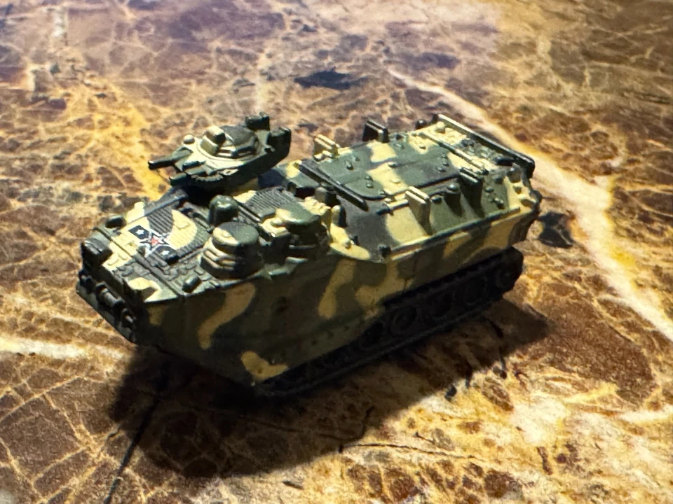 Micro Máquina Plástica Militar AAVP-7 APC Anfíbio em Camuflagem Verde/Areia #1 - Imagem 1 de 1