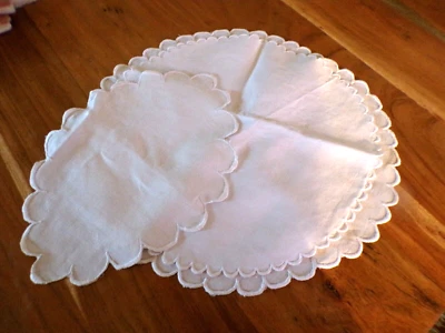 Linge ancien lot de 3 Napperons lin blanc avec pourtour brodé en festons - Photo 1/4
