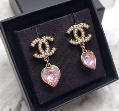CHANEL 22B Auténticos Pendientes Colgantes CC Corazón Rosa y Perla Con Caja Foto 1 de 4