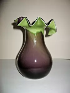 Jarrón de vidrio artístico soplado a mano vintage color púrpura a musgo con tapa de cascada 8,5" - Imagen 1 de 6