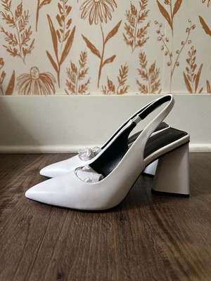 Женские туфли на белом каблуке с ремешками BCBGeneration размер 6 - Изображение 1 из 4