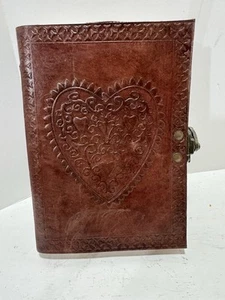 Chiusura con chiusura a chiave marrone diario rilegato in pelle goffrata cuore - Foto 1 di 22