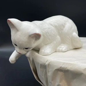Vintage Ceramic White Cat Shelf Book Sitter Playful Kitty Made In Taiwan - Picture 1 of 10