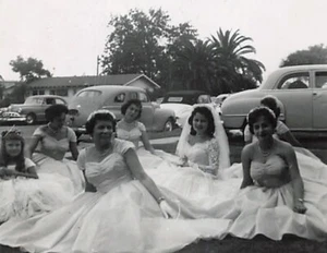 x5 fotos de boda de 1955 damas de honor novio años 50 moda hermosas mujeres - Imagen 1 de 6