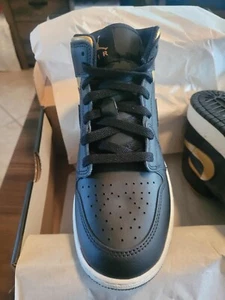 NUEVO Talla 5.5Y Jordan Big Kid's 1 Mid Negro/Metálico Dorado-Blanco DQ8423 071 - Imagen 1 de 7