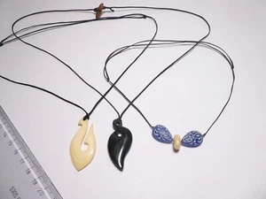 3 orientalische Anhänger an Bänder Horn u. grüne Jade handgeschnitzt blaues Glas - Bild 1 von 17