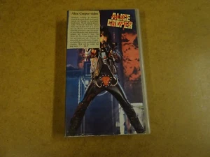 VHS VIDEO CASSETTE / ALICE COOPER - TRASHES THE WORLD - Bild 1 von 2