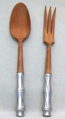 Garfo e colher vintage de madeira para servir salada com alças de alumínio padrão de bambu - Imagem 1 de 4
