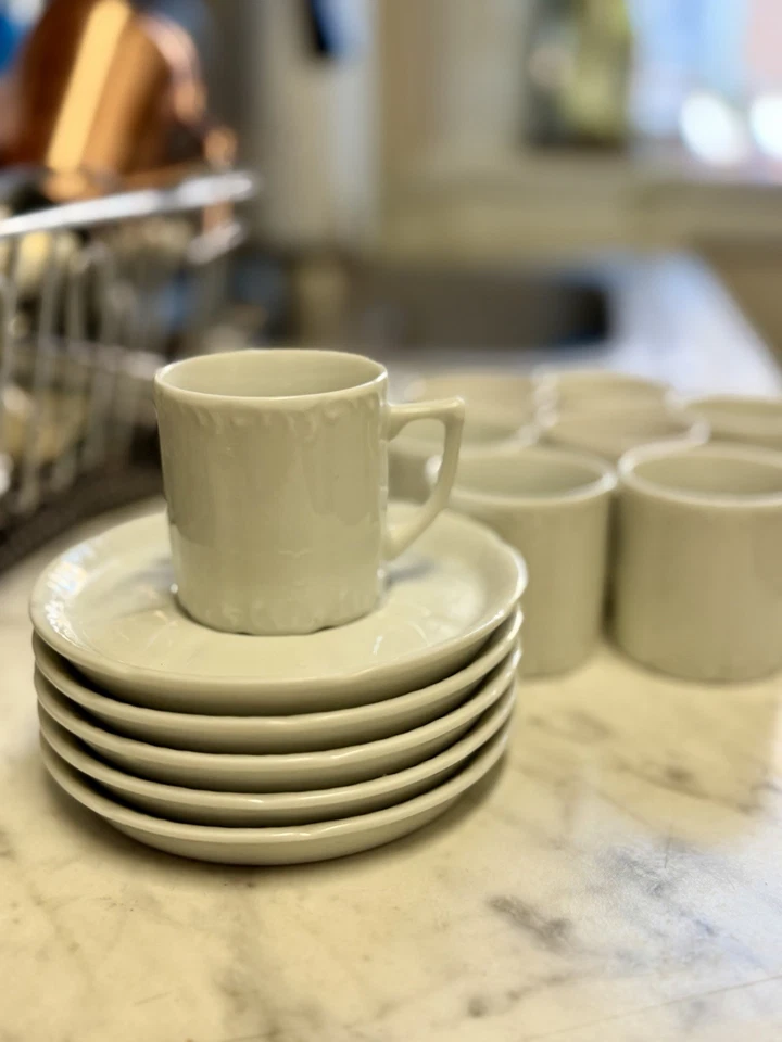 Juego de 8 tazas de café espresso de porcelana blanca Demitasse vintage ornamentadas Foto 1 de 4