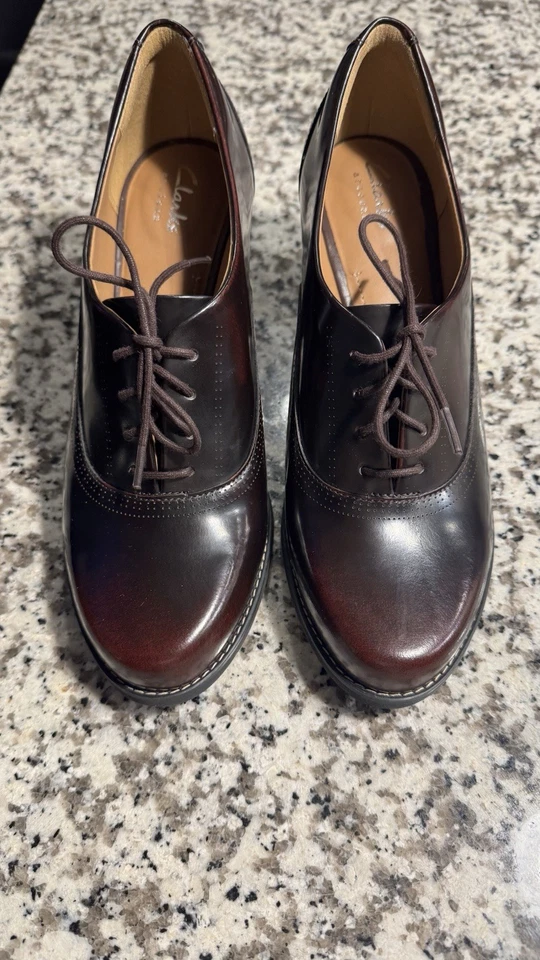 Clarks Artesanal Mujer Marrón Granate Punta Redonda Tarah Victoria Tacón Bloque Oxford 8M Foto 1 de 4