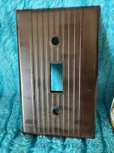 Piastra di copertura interruttore luce a costine centrali Leviton Deco marrone anni '40 - Foto 1 di 6