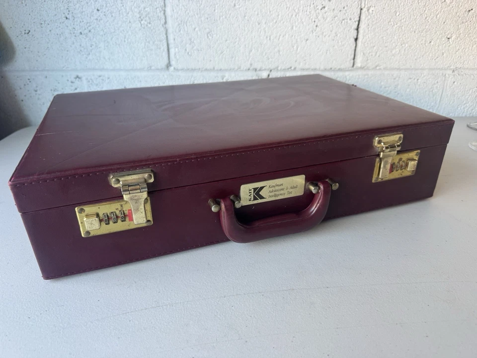 Maletín de prueba de inteligencia KAIT Kaufman - Solo estuche vintage - Borgoña - Usado Foto 1 de 4