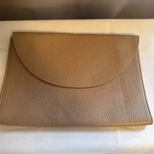 Borsa pochette Cuyana media patta morbida pelle ciottolata marrone chiaro marrone chiaro - Foto 1 di 13