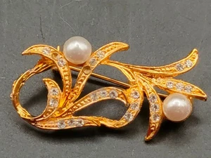 Vintage Gold-Tone Leaf Brooch with Faux Pearls & Rhinestones – 4 x 2 cm - Picture 1 of 5