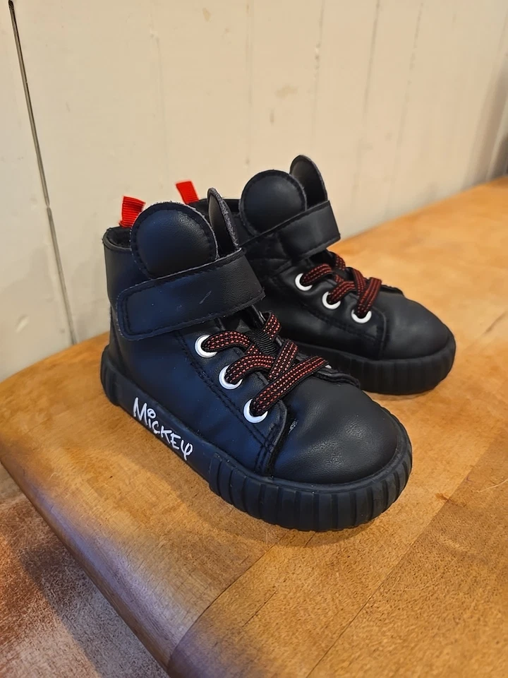 Zapato H&M Bebé/Niño Pequeño Talla 6 Mickey Mouse Disney  Foto 1 de 4