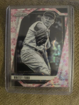 Béisbol Panini Prizm 2025 #40 Whitey Ford Cherry Blossom Prizm 18/20 Yankees Foto 1 de 2