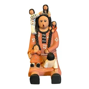 Statuina Story Teller Pueblo arte popolare in argilla con 5 bambini altezza 6" non firmata, etichetta - Foto 1 di 10