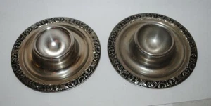 zwei Eierbecher aus Metall, verziert - Picture 1 of 2