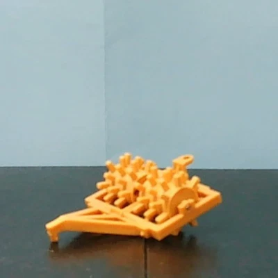 ERTL - JOHN DEERE - CULTIVADOR DE CAMPO - REMOLQUE - AMARILLO - PLÁSTICO - ESCALA 1:64 Foto 1 de 3