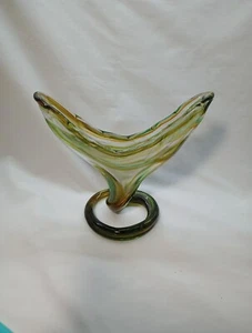 Vintage Hand Blown Green Art Glass Swirl Fan Whale's Tail Sooner Vase MCM Retro - Picture 1 of 7