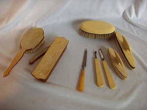 Lote de 8 piezas de accesorios de tocador y uñas de baquelita crema y oro de colección - Imagen 1 de 5