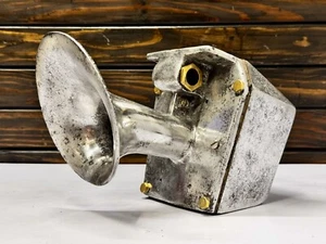 Antiguo cuerno eléctrico rústico montaje en pared barco metal aluminio decoración mediados de siglo - Imagen 1 de 15