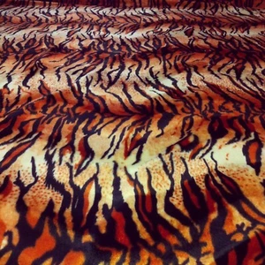 TELA DE COSTURA DE PIEL SINTÉTICA VELBOA NARANJA TIGRE ESTAMPADO ANIMAL POLIETILENO POR YARDA - Imagen 1 de 3