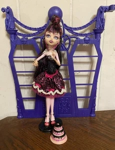 Monster High Draculaura Sweet 1600 2011 con torta di compleanno - Ritirato - Foto 1 di 6