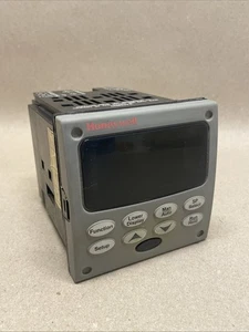 Honeywell UDC3200 Temperature Controller DC3200-CE-000R-200-000000-00-0 - Picture 1 of 6