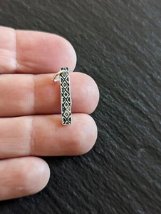Pequeño encanto de plata de ley hecho a mano con patrón - Imagen 1 de 9