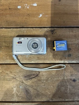 Kodak Easyshare V803 8.0MP Digital Camera - Won’t Turn On Faulty - Image 1 of 4