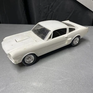 Oldtimer Plastik 1966 Ford Mustang Fastback weiß 1:24 Markenlos - Bild 1 von 7