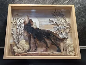 IPonArt Wolf aus Epoxidharz, auf Acrylbildlandschaft, Unikat, im Bilderrahmen. - Bild 1 von 1