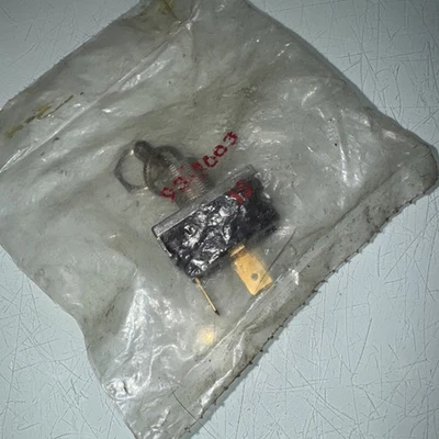 93-3003 McGill interruptor momentâneo, terminais de pá - Imagem 1 de 3