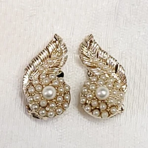 Kunstperlen Ohrringe Clip On Floral Paisley Blatt goldfarben weiß - Bild 1 von 4