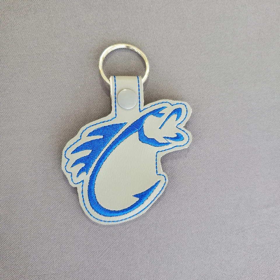 Llavero anzuelo bordado hecho a mano Foto 1 de 1