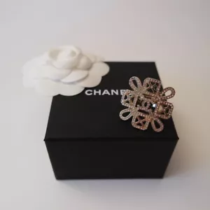 CHANEL PARIS RING IN GOLD TON MIT STEINEN IN WEISS - Bild 1 von 4