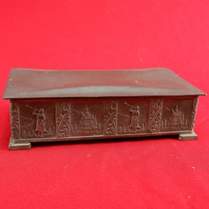 Caja de baratija vintage con bisagras de estaño sobre madera en relieve - Imagen 1 de 9