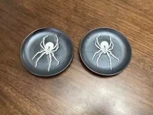 2 NEUE Halloween Steinzeug Vorspeise Teller 6" Schwelle 2024 - Bild 1 von 3