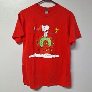 Gildan Snoopy Tee Shirt Woodstock Wreath Christmas Red Mens Medium Adult Holiday - Picture 1 of 6