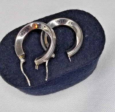 Pendientes de aro vintage de tubo acanalado con textura de oro blanco de 14K Milor Italia 1" Foto 1 de 4